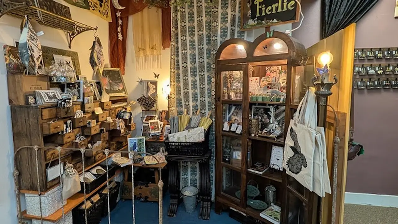 Consignment store in Vancouver, Washington: Magpie Dreams Collective of Esoteric Makers