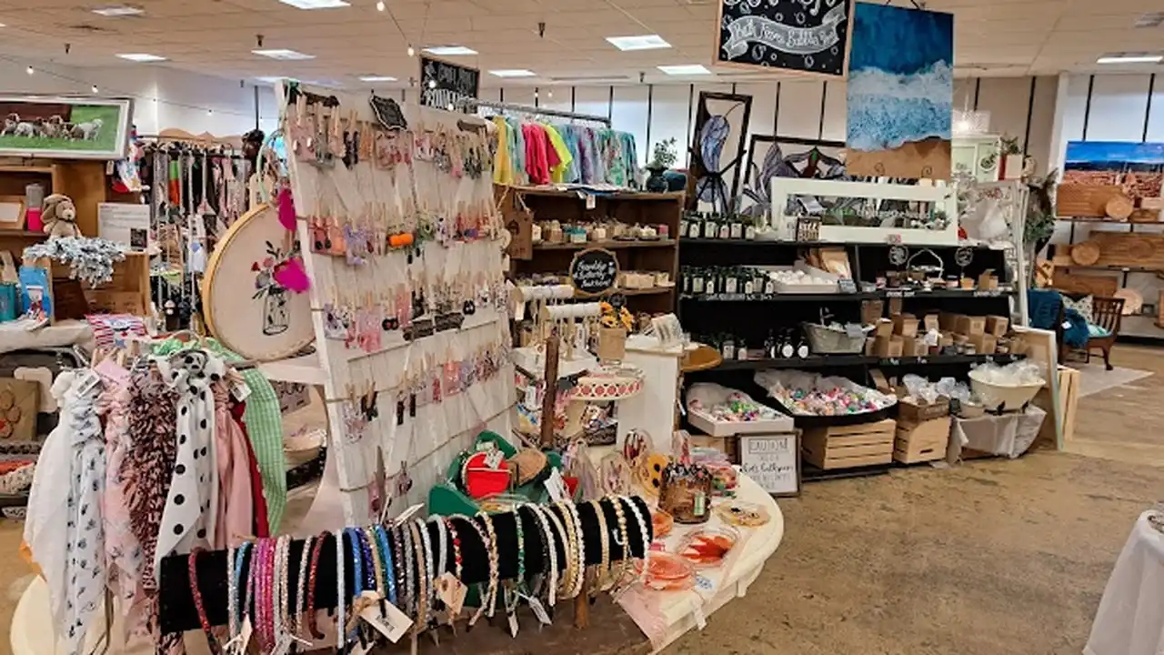 Consignment store in Dubuque, Iowa: Maker's Market