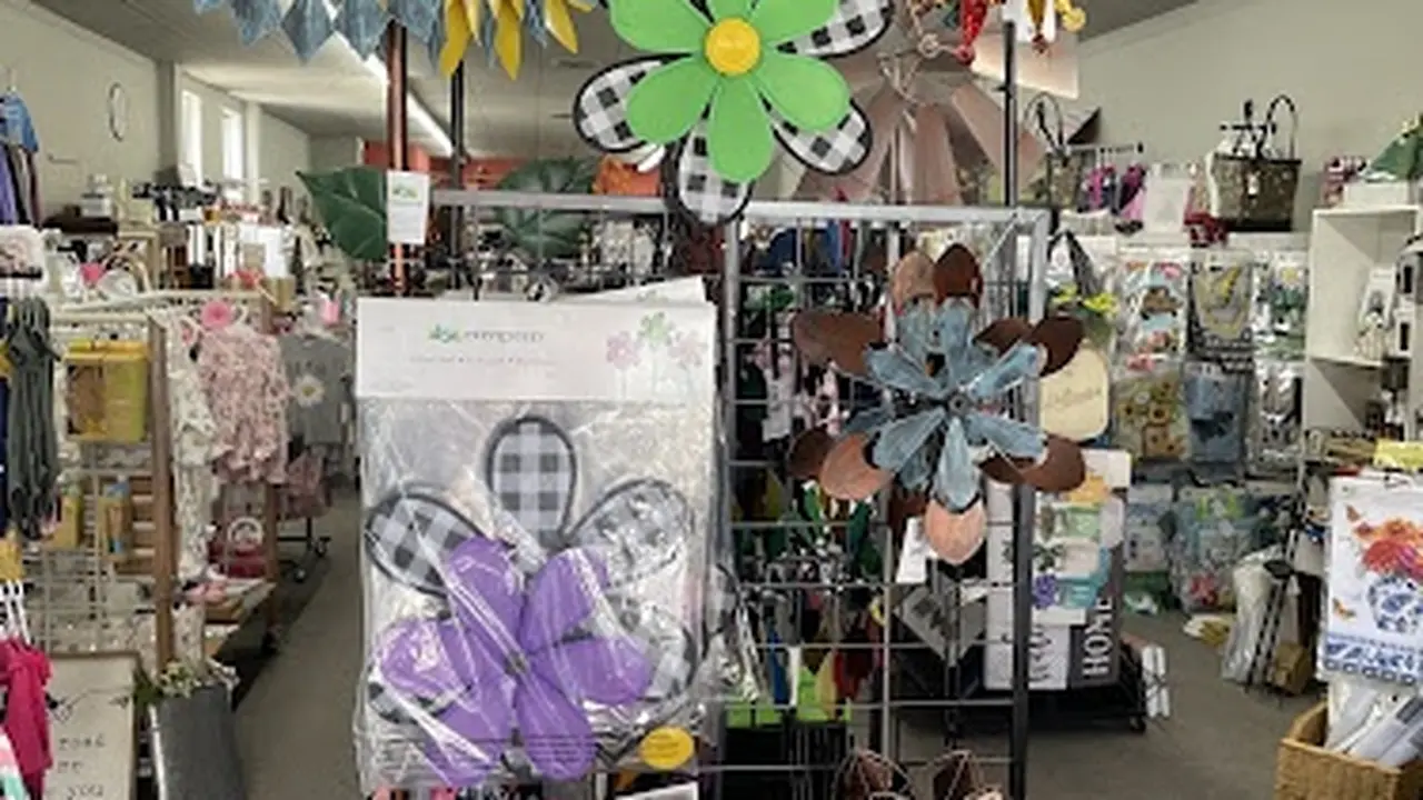 Consignment store in Fairfield, Illinois: Mama Bear's 4 Seasons Crafts & More