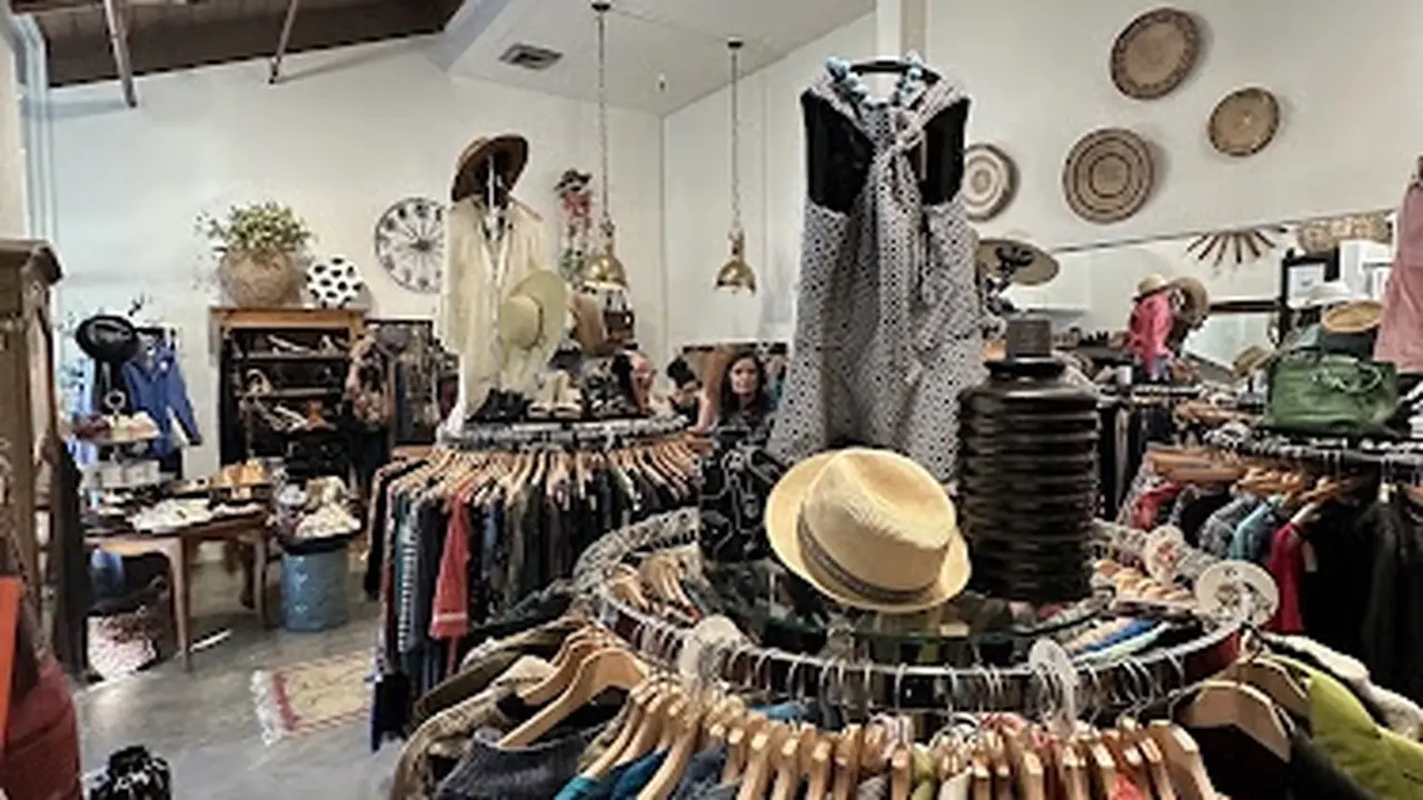 Consignment store in Carmel, California: Manifest Carmel