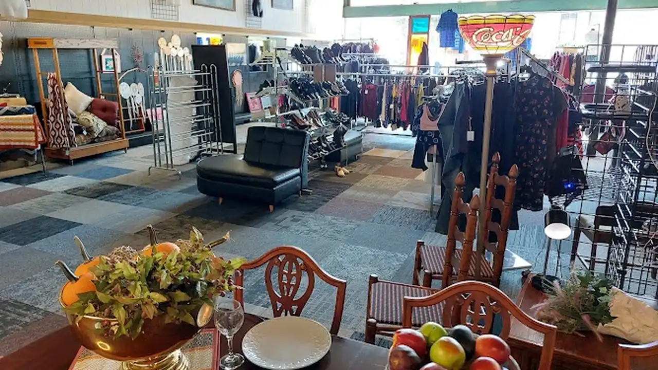 Consignment store in Hot Springs, South Dakota: Many Moons Trading