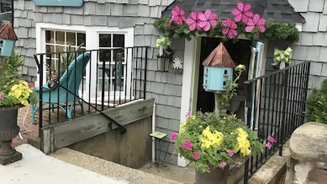 Consignment store in Marblehead, Massachusetts: Marblehead Antiques