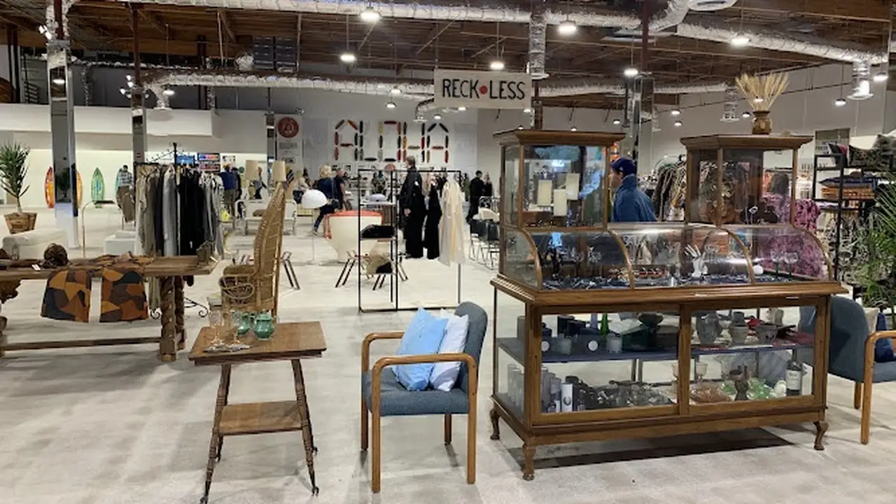 Consignment store in Palm Springs, California: Market Market