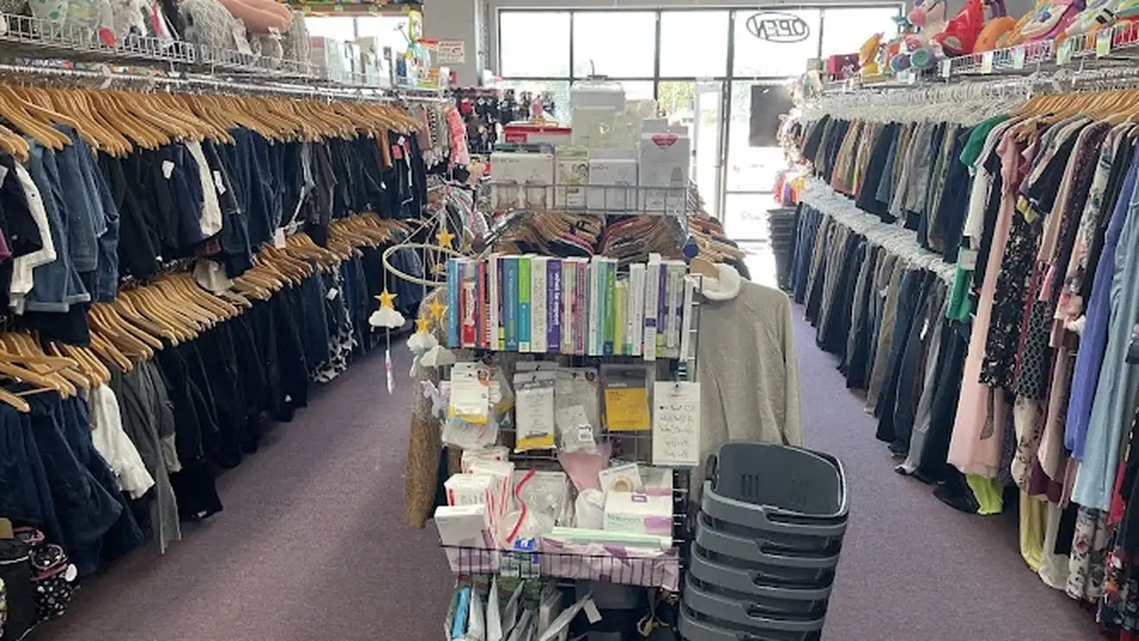 Consignment store in Ankeny, Iowa: Me 'n Mommy To Be