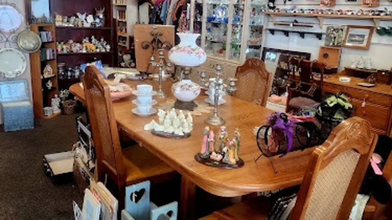 Consignment store in New Iberia, Louisiana: Memory Lane Antiques Collectibles