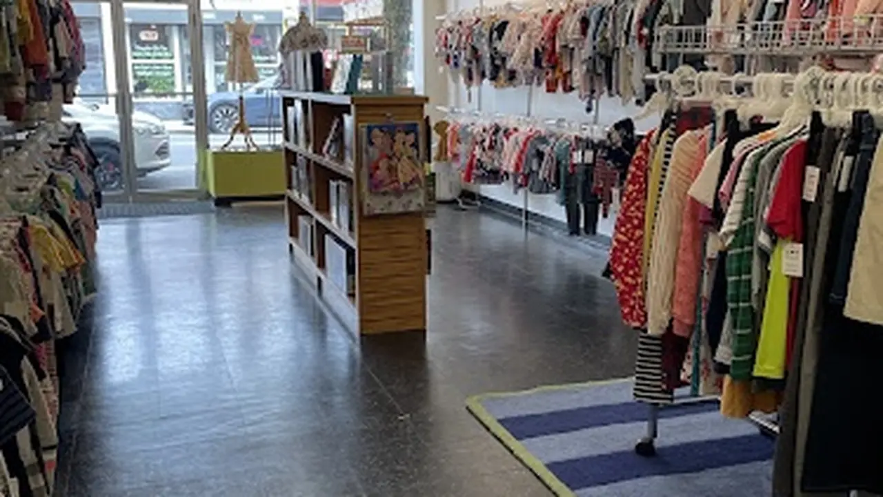 Consignment store in Boston, Massachusetts: Merry Go Rounds