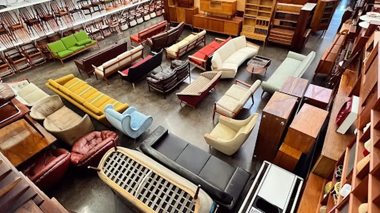 Consignment store in Berkeley, California: Mid Century Mobler