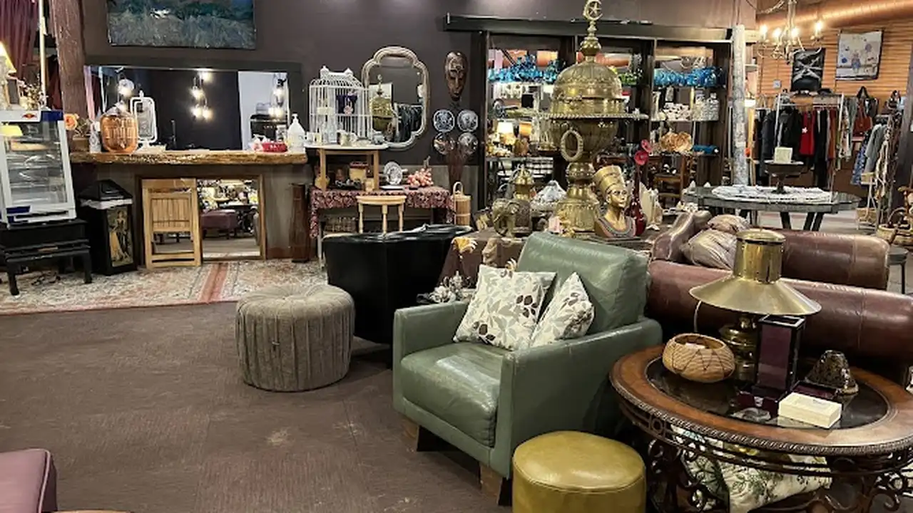 Consignment store in Anchorage, Alaska: Mingles at the Castle