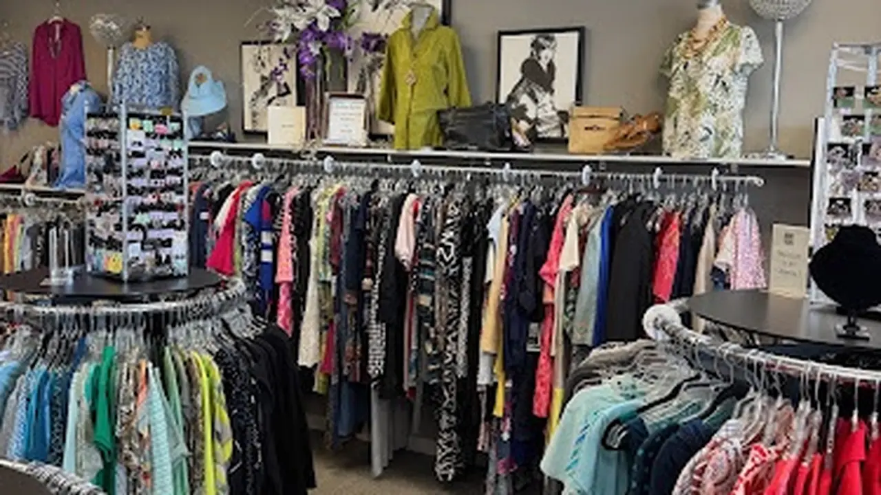 Consignment store in Fenton, Michigan: Mirror Image Consignment
