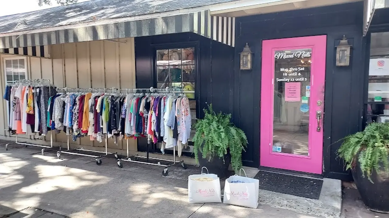 Consignment store in St Simons Island, Georgia: Mixed Nuts Boutique& Consignment South