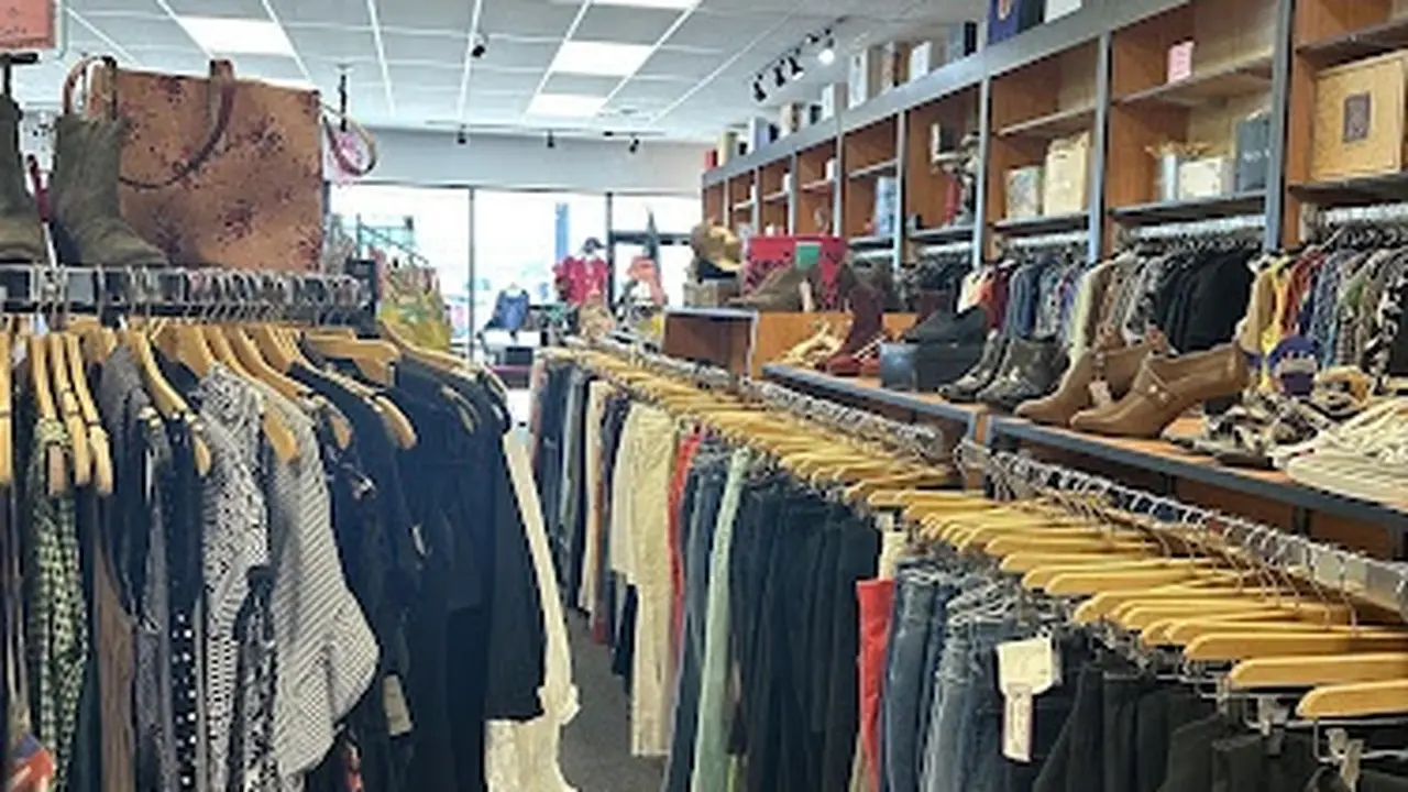 Consignment store in Evansville, Indiana: Molly's Upscale Consignment Boutique