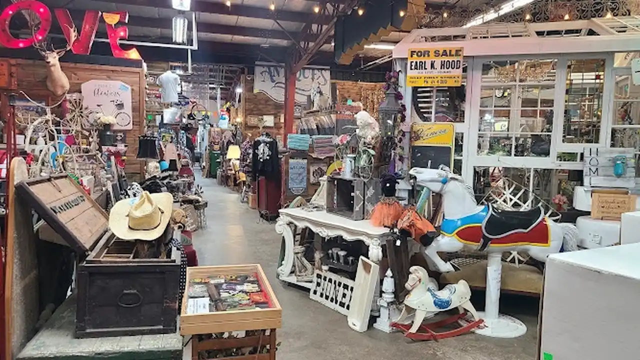 Consignment store in Flat Rock, Michigan: Motor City Antique Gallery