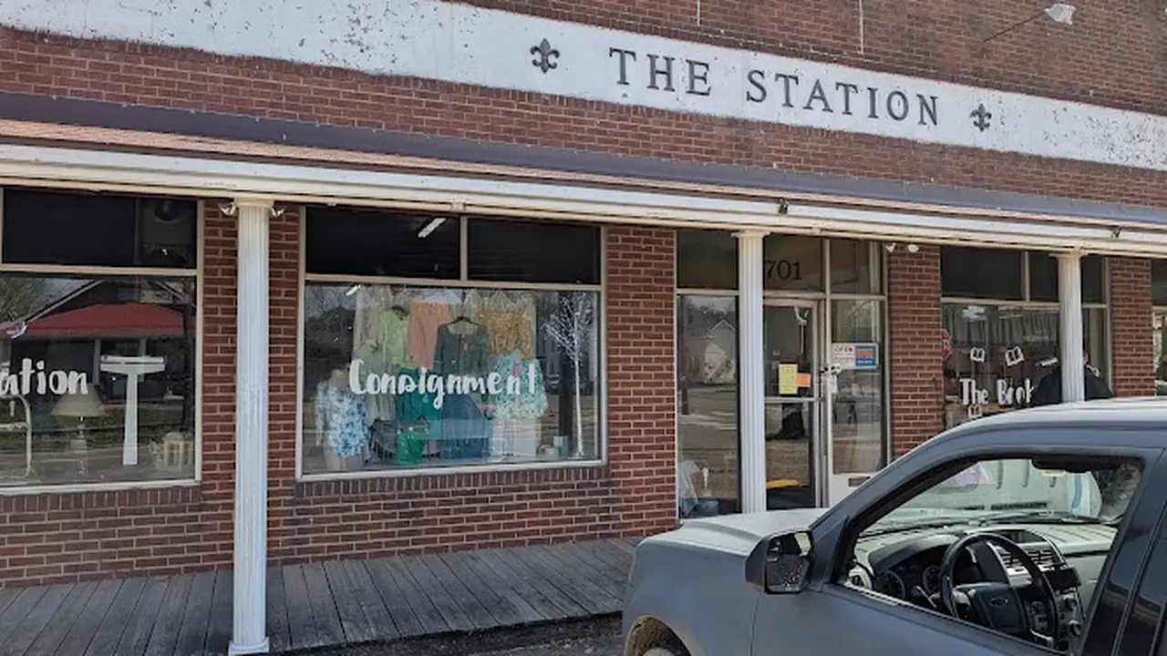 Consignment store in Gallipolis, Ohio: Movie Station