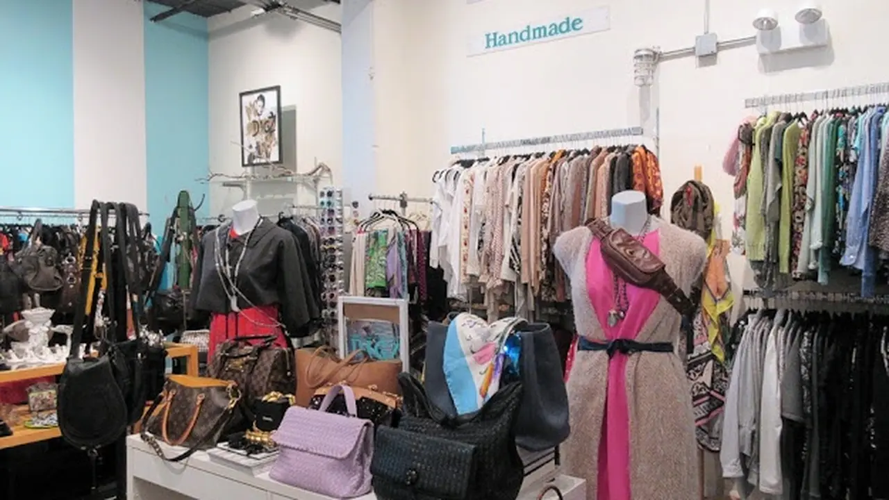 Consignment store in Chicago, Illinois: Mr. & Mrs. DIGZ