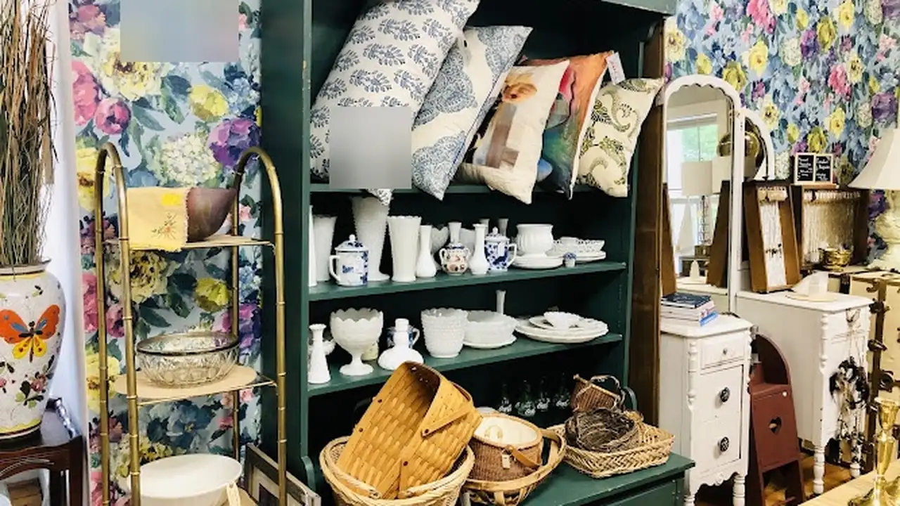 Consignment store in Danby, Vermont: Muzzy’s Shop