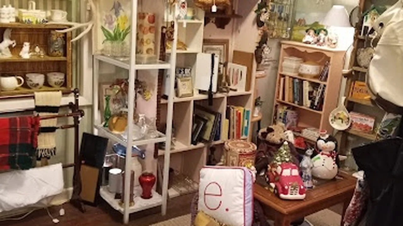 Consignment store in Aransas Pass, Texas: Nana's Junk-N Treasure