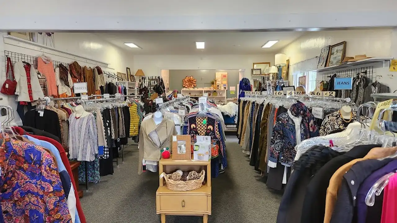 Consignment store in Old Lyme, Connecticut: Nearly New Shop