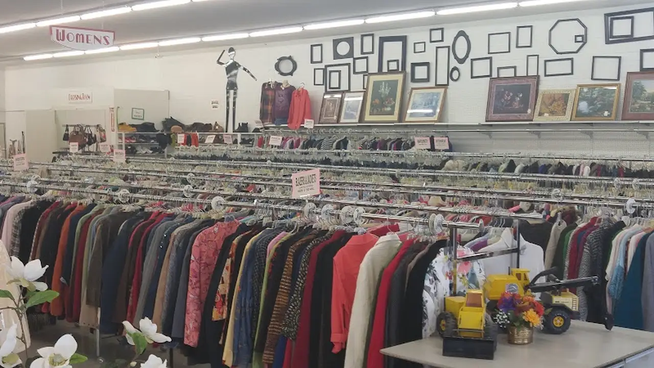 Consignment store in Valley City, North Dakota: Nearly Nu