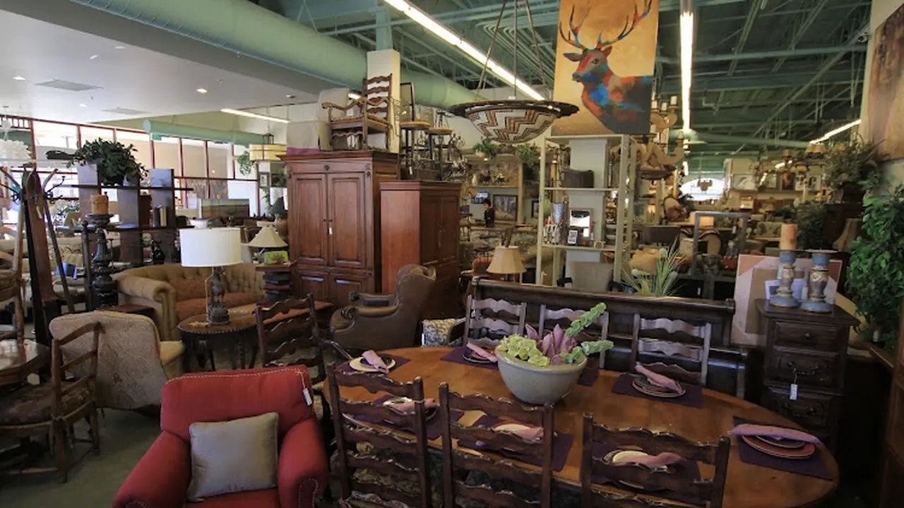 Consignment store in Avon, Colorado: Nest Furnishings