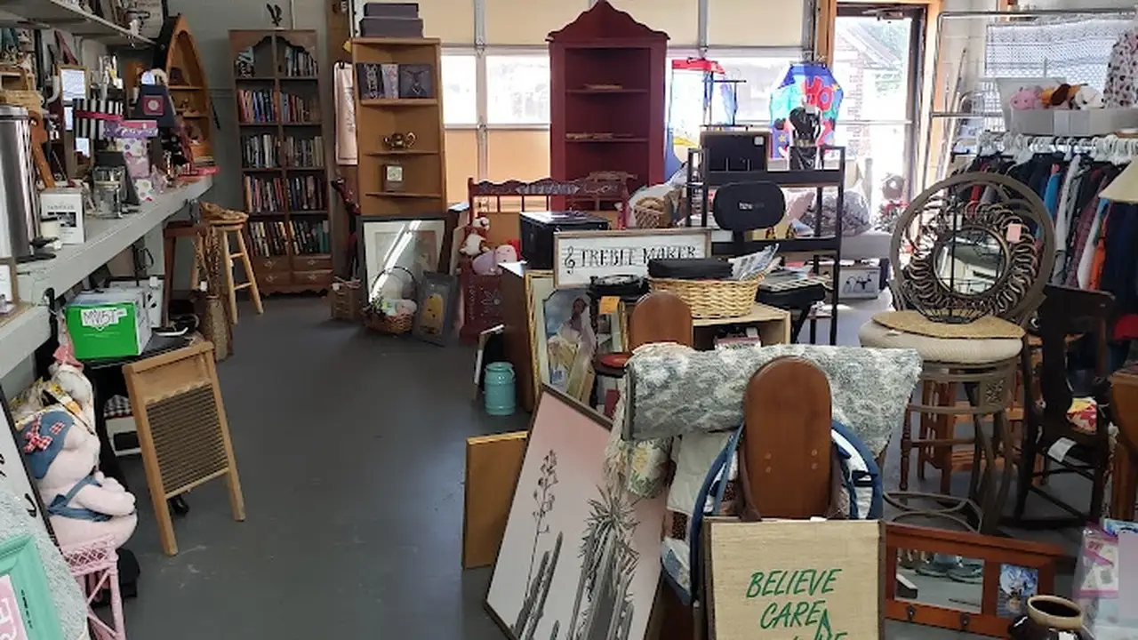 Consignment store in Oak Hill, West Virginia: New 2 U On Main