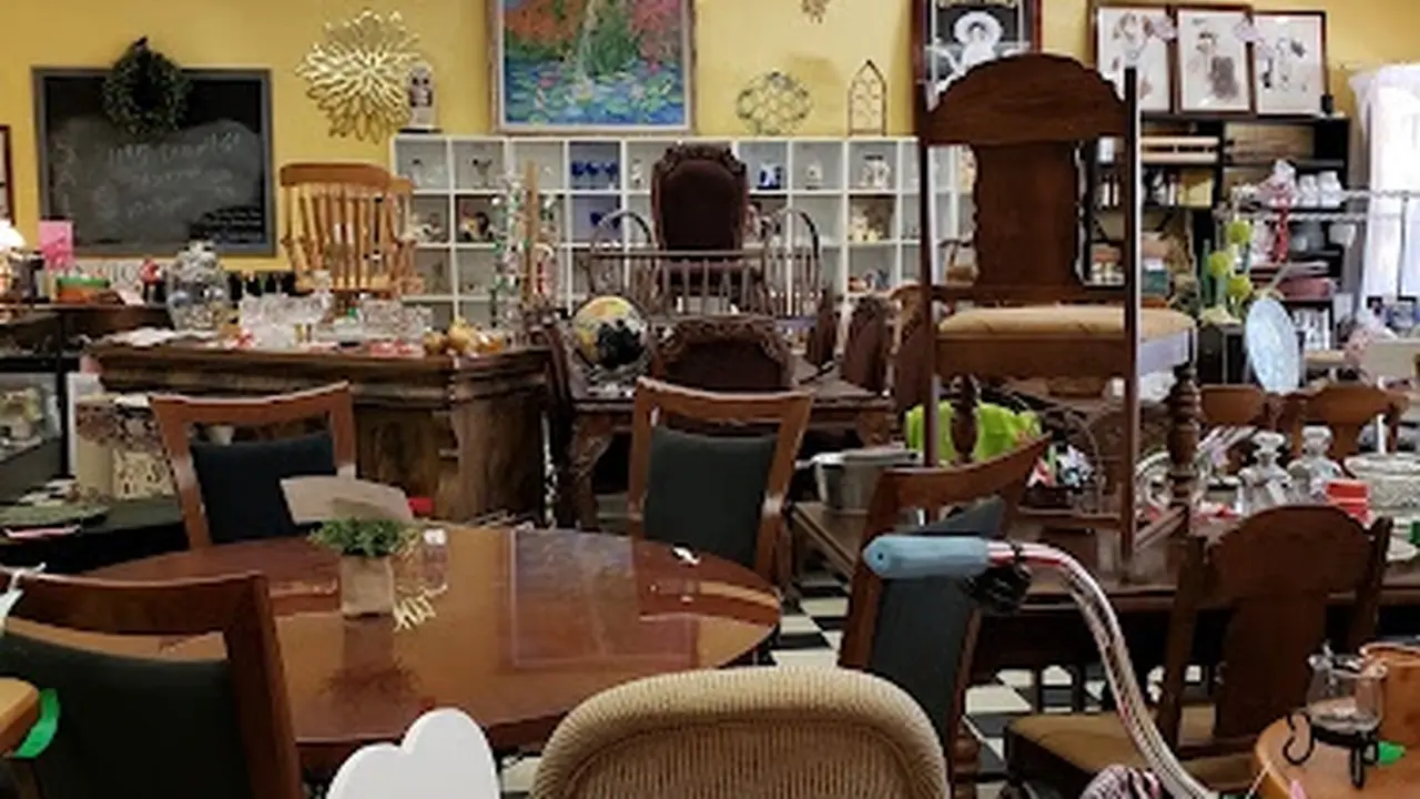 Consignment store in Lodi, California: New & Again Consignment Furniture Gallery & Estate Sales