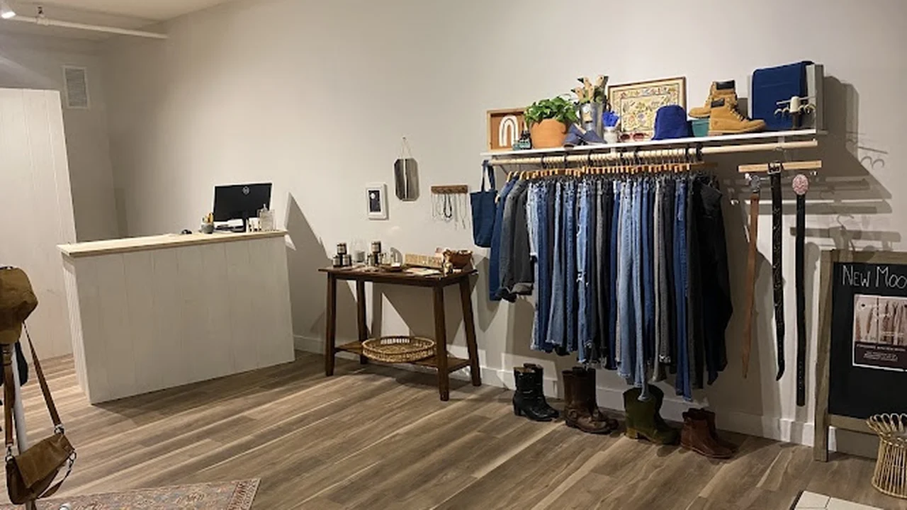 Consignment store in Durham, New Hampshire: New Moon