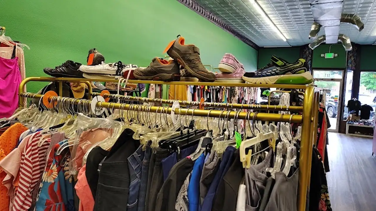 Consignment store in Murray, Kentucky: Nik's Pik's Consignment and Resale