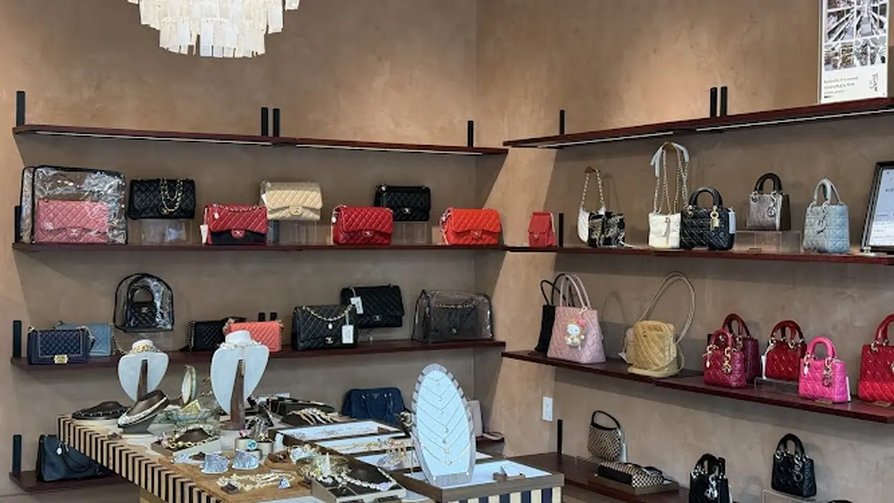 Consignment store in Beverly Hills, California: Nine lives luxury