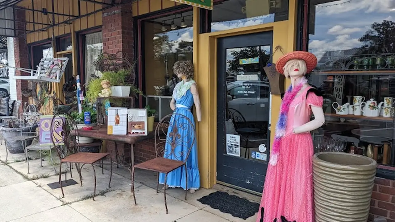 Consignment store in Defuniak Springs, Florida: Nook and Cranny Consignment