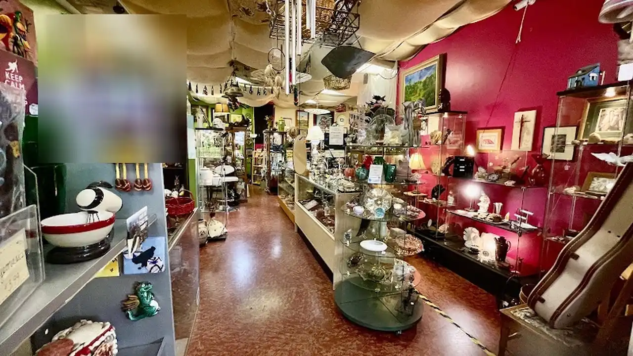 Consignment store in Jonestown, Texas: Oddinary Objects