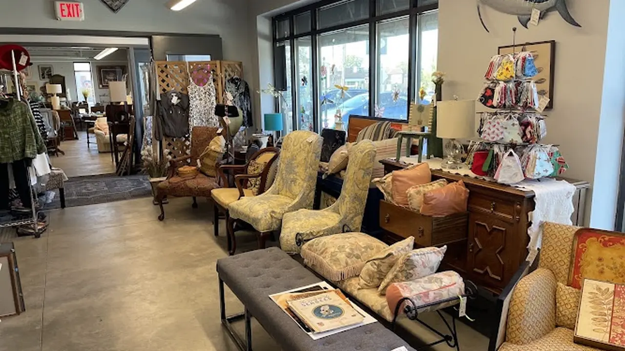 Consignment store in Arden Hills, Minnesota: Odds & Ends Again