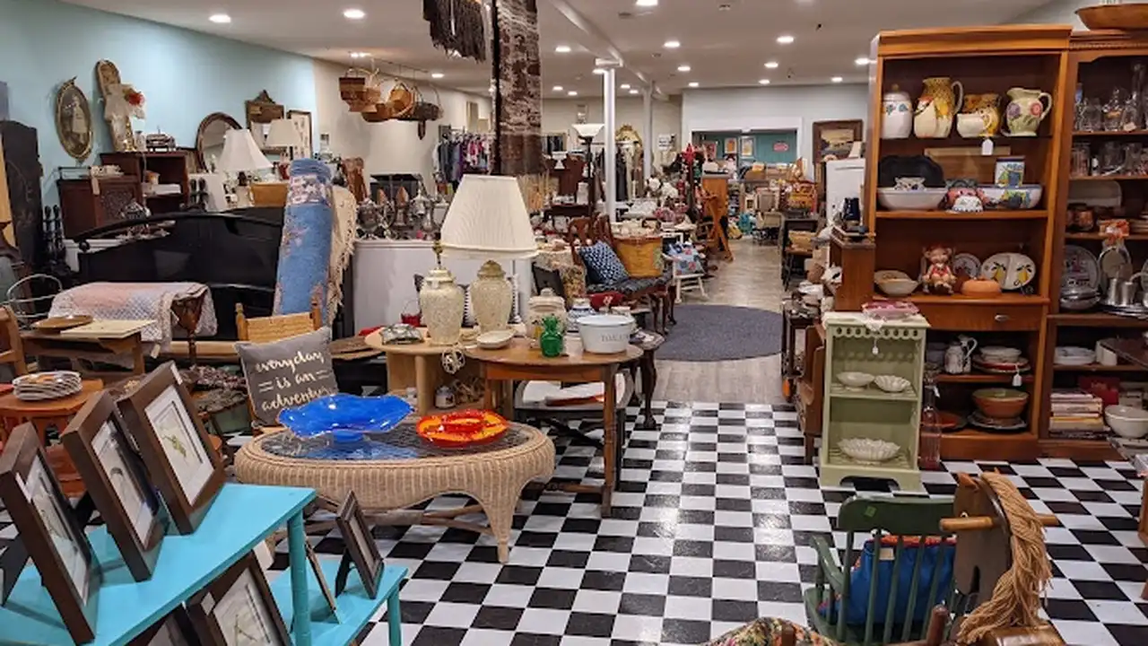 Consignment store in Milford, New Hampshire: Off the Oval