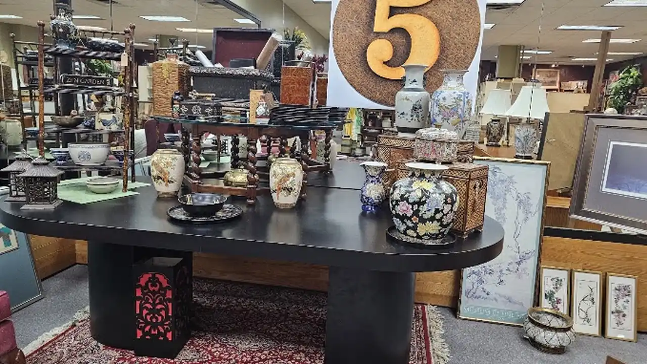 Consignment store in La Crosse, Wisconsin: Oolala! Consign and Furniture Annex