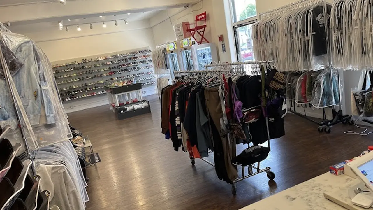 Consignment store in Honolulu, Hawaii: Original Grail