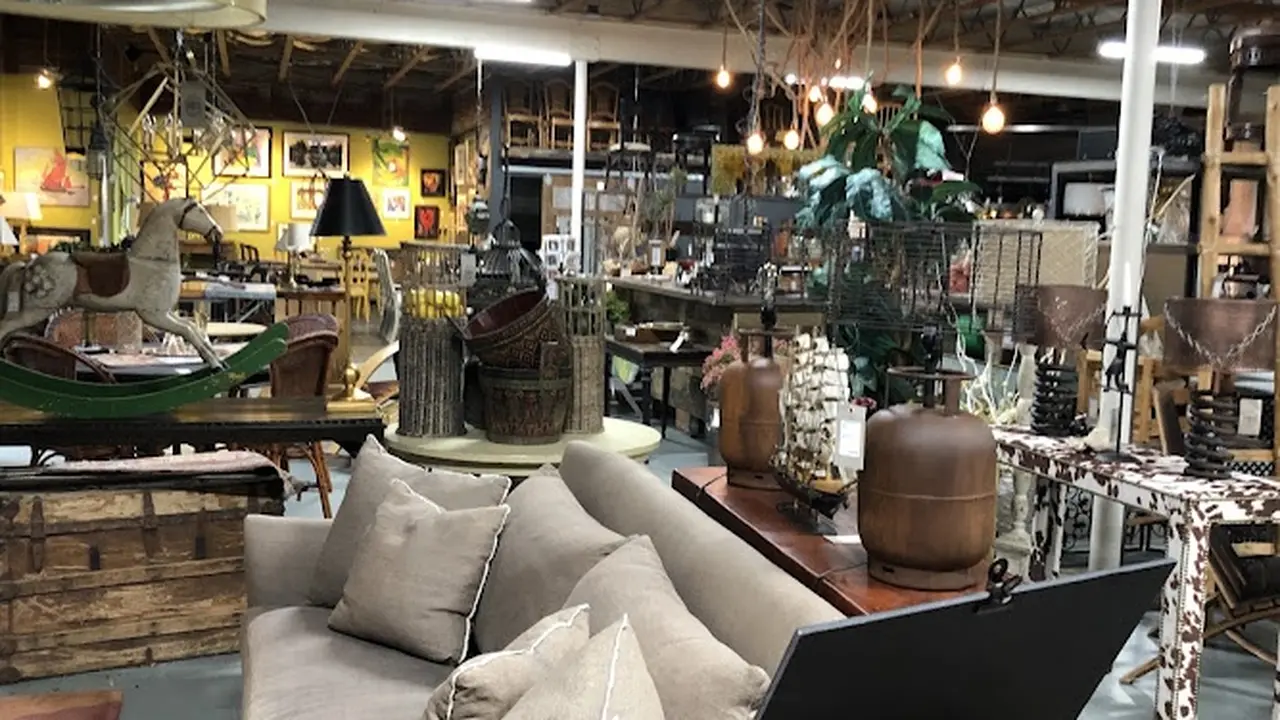 Consignment store in Lake Oswego, Oregon: Oswego Trading Co.
