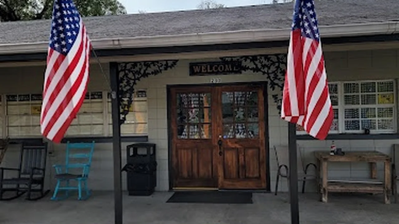 Consignment store in Chiefland, Florida: Otter Creek Trading Post