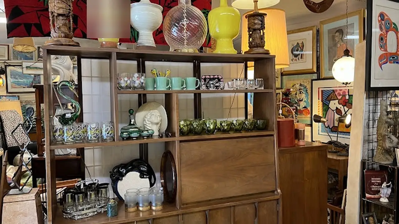 Consignment store in Holly Hill, Florida: Our Old Stuff Antique Mall