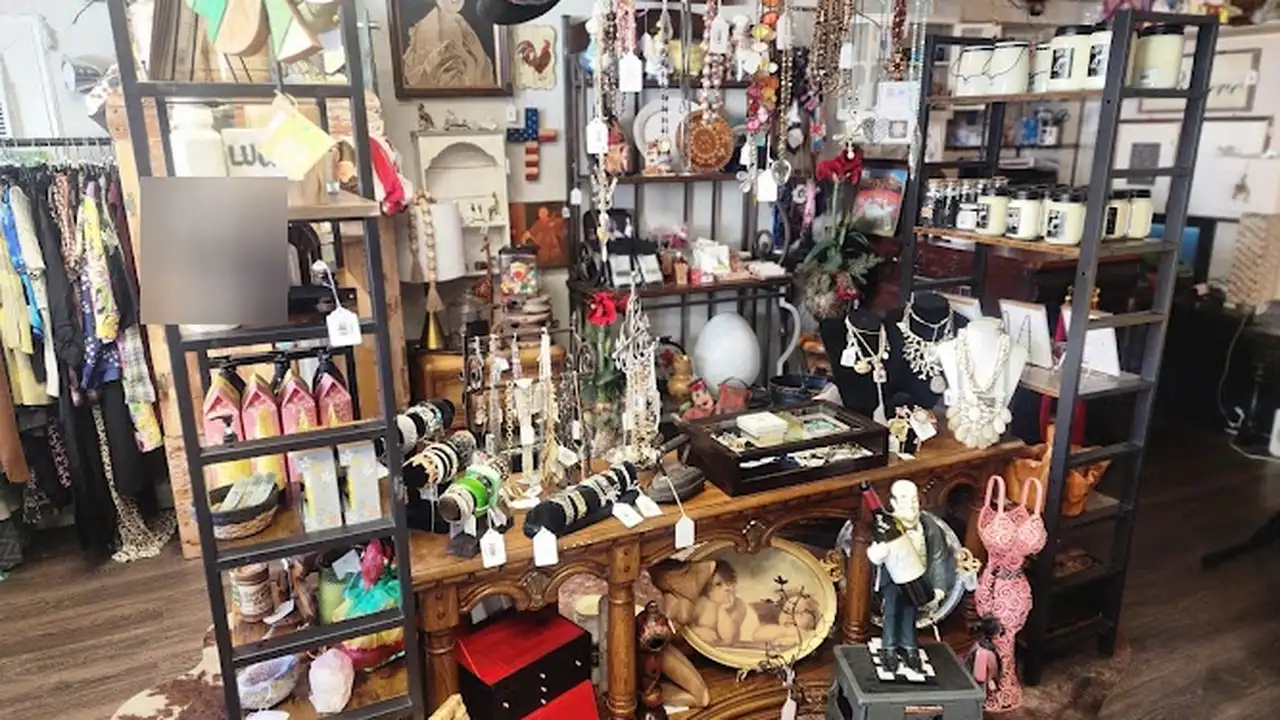 Consignment store in Newton, New Jersey: P & F Treasures and More