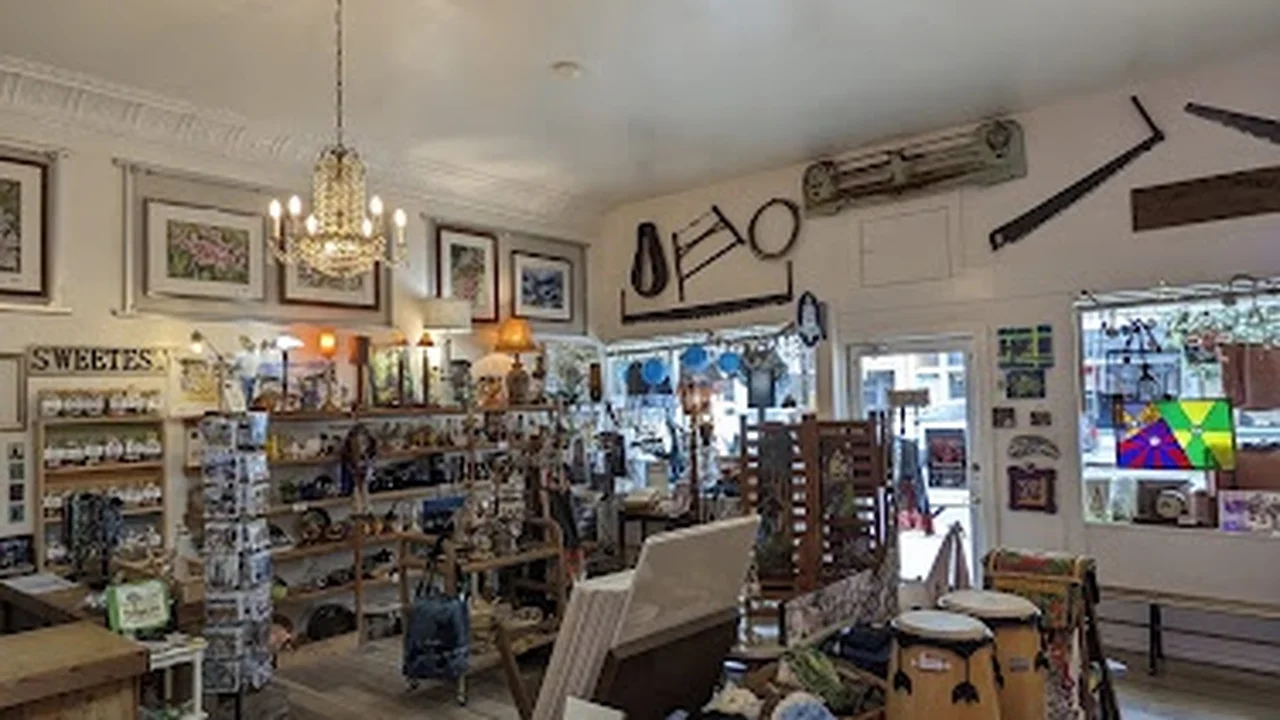 Consignment store in Fort Bragg, California: PACIFIC PEARL UPCYCLE MERCANTILE, ARTISAN CONSIGNMENT