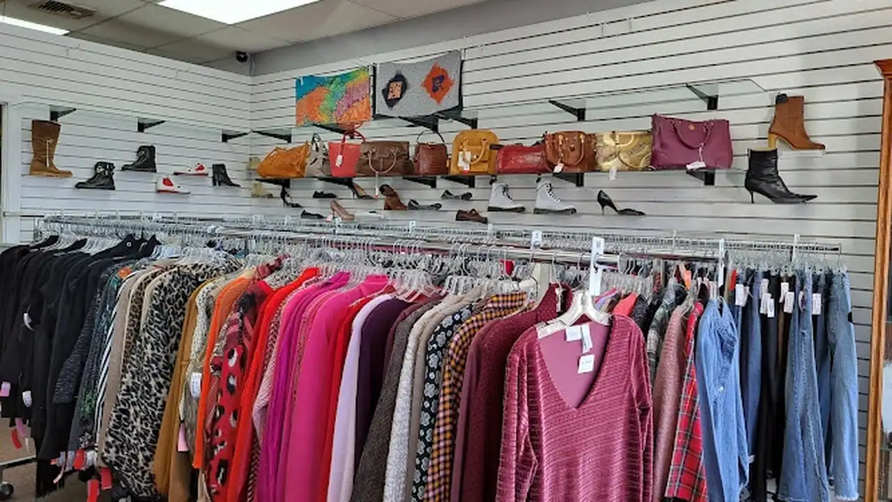 Consignment store in Stratford, Connecticut: Paradise Green Consignments