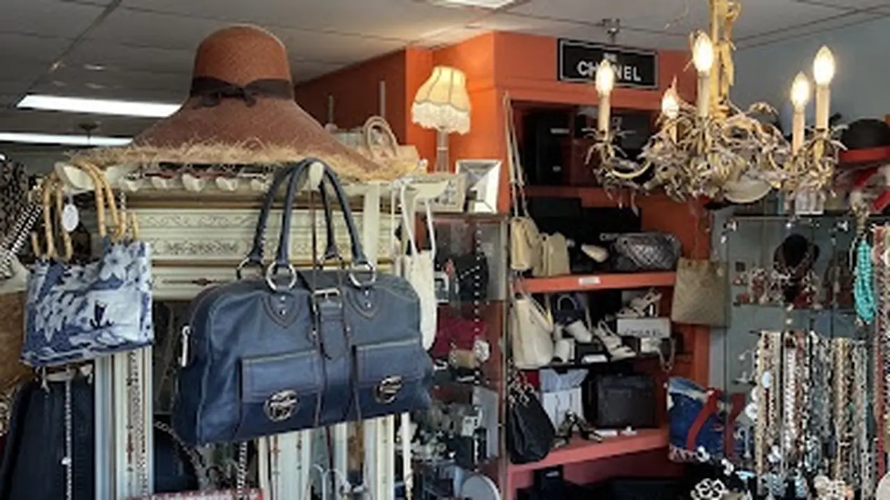 Consignment store in Palm Beach, Florida: Paradise Lost