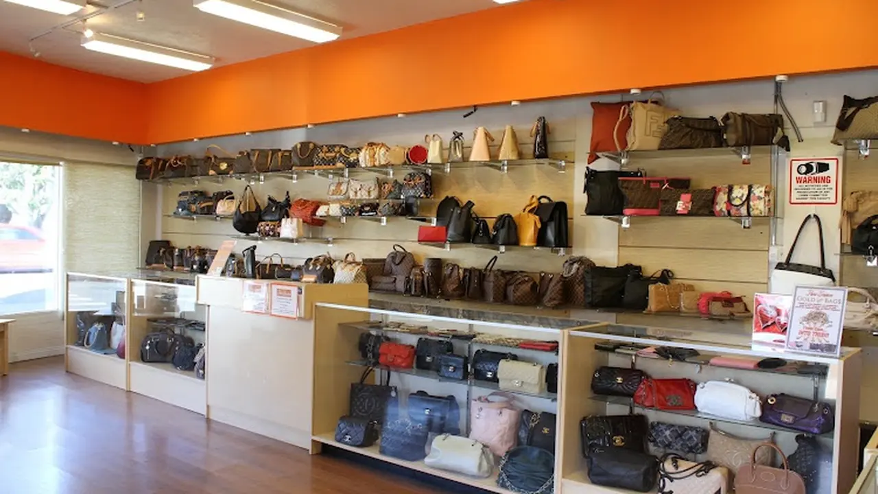 Consignment store in Honolulu, Hawaii: Paris Station