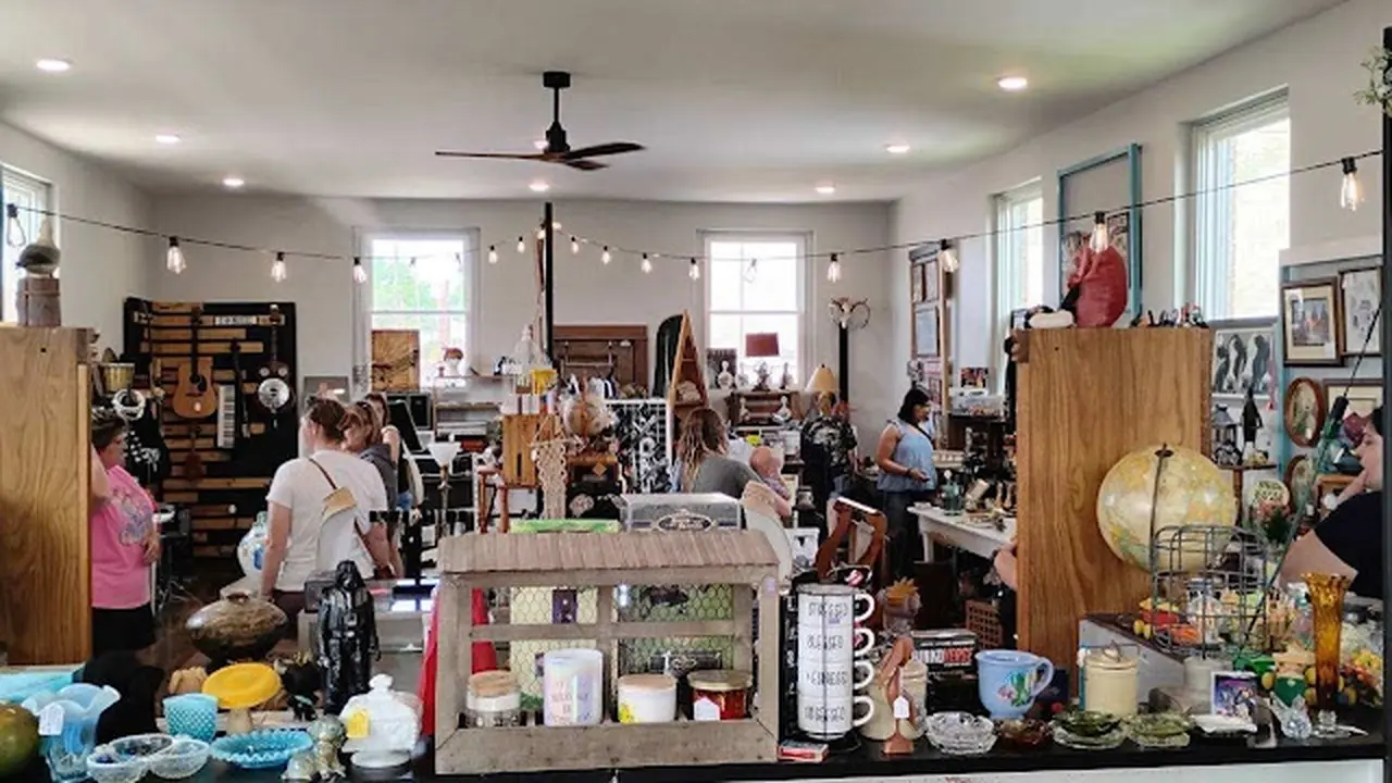 Consignment store in Stanberry, Missouri: Park Street Curiosity Shop