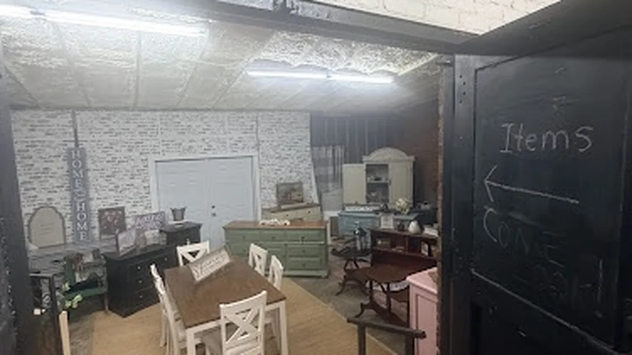 Consignment store in Blackshear, Georgia: Pass It On