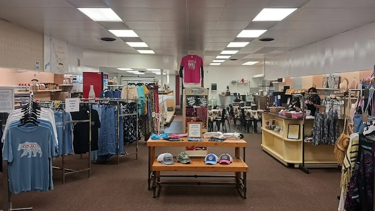 Consignment store in Winnsboro, South Carolina: Peace on Earth Consignment and Cafe