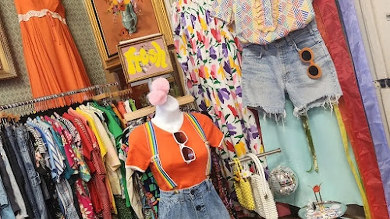 Consignment store in Visalia, California: Peddlers Market Antiques