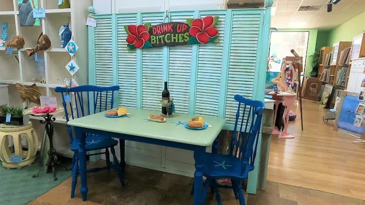 Consignment store in Osprey, Florida: Pelicans and Flamingos