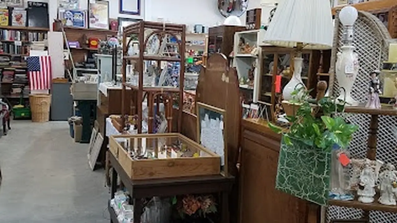 Consignment store in Rochester, Indiana: Petunia's Antiques & Treasures
