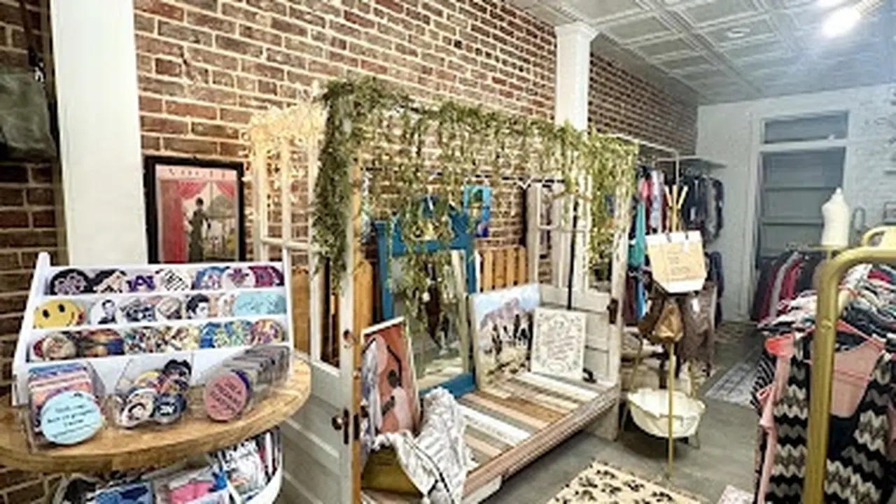 Consignment store in Clinton, Mississippi: Phoenix Rising