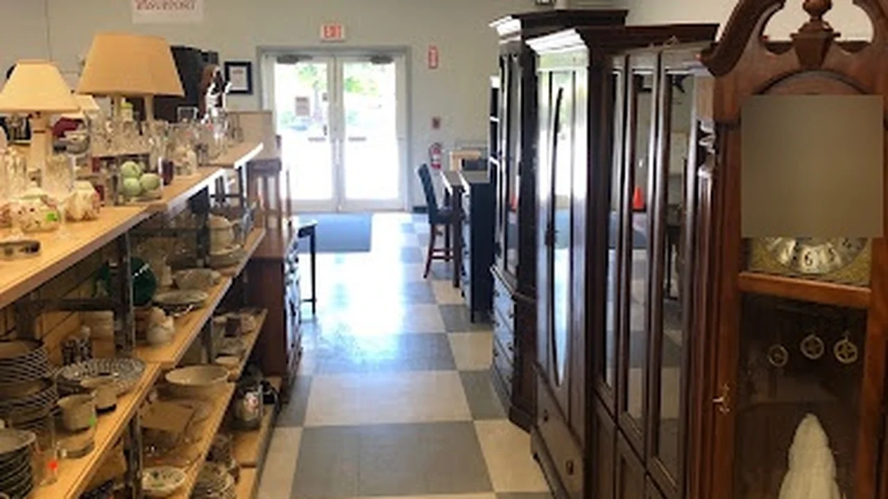 Consignment store in Londonderry, New Hampshire: Pickers Discount & Thrift